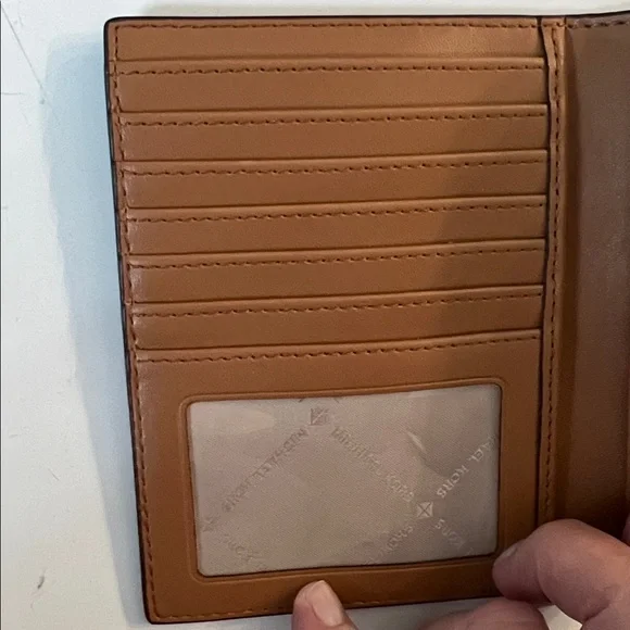 MICHAEL KORS NWOT BROWN CARD & PASSPORT CASE - Picture 6 of 9